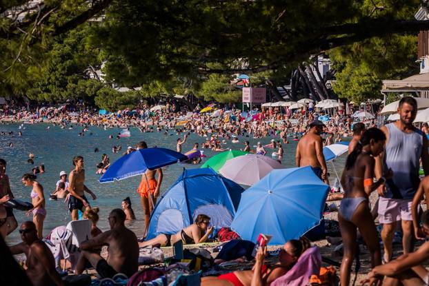 Makarska:  Gužva na glavnoj plaži u Makarskoj