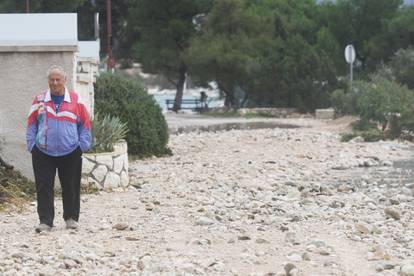 Šibenik: Jako olujno jugo izbacilo veliko kamenje i zatvorilo cestu