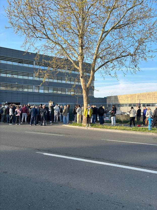 FOTO Pogledajte zbog čega su Zagrepčani stajali u redovima: Prodavali bicikle, mobitele...