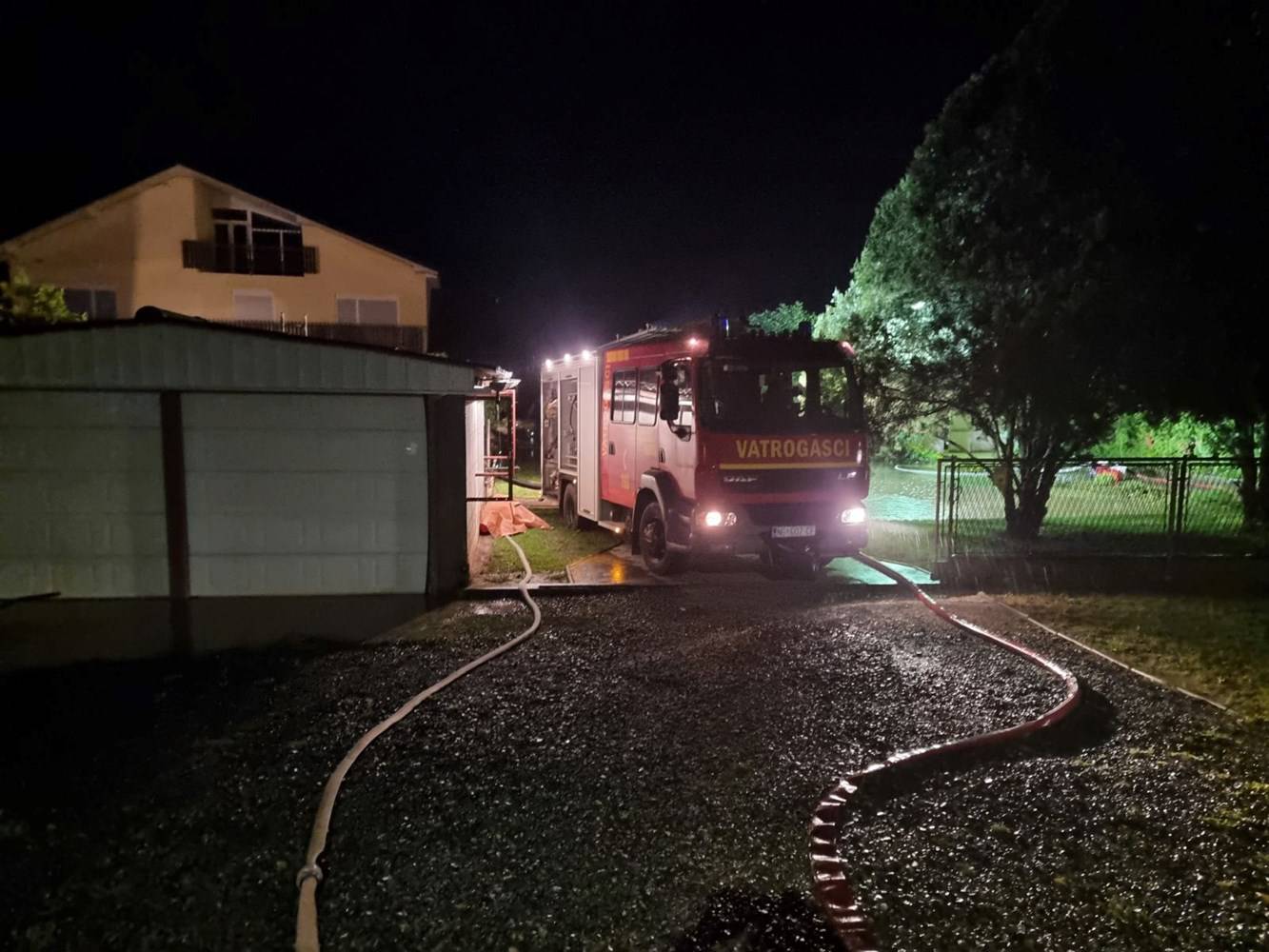 Jako nevrijeme poplavilo kuće, dvorišta i ceste diljem Hrvatske: 'U Požegi je palo 63 l/m2 kiše'