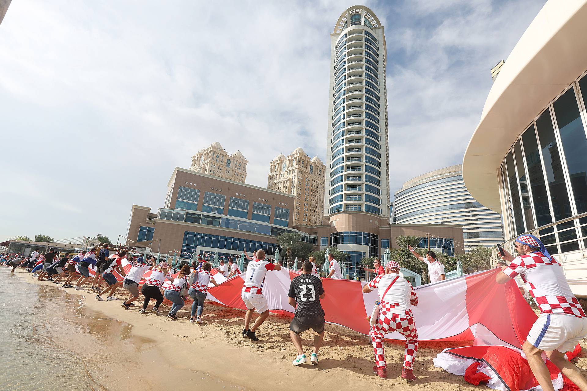 KATAR 2022: Hrvatski navijači razvili su zastavu dugačku 200 metara na plaži ispred hotela Hilton Doha