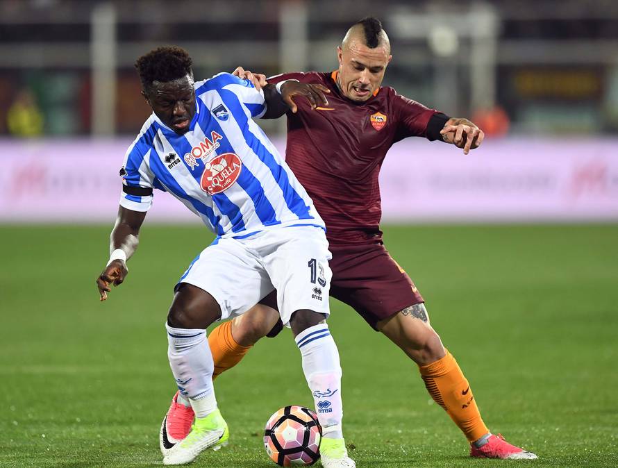 Football Soccer - Pescara v AS Roma - Italian Serie A
