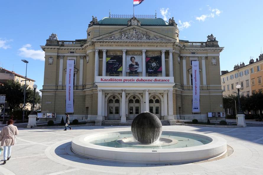 Rijeka: Kazalištem protiv duhovne distance, novi je prigodni naptis na pročelju HNK Ivana pl. Zajca