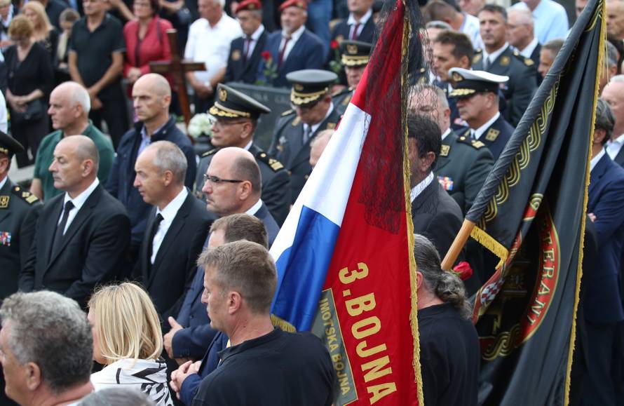Imotska krajina oprostila se od svoga komodora Ivice Tolića