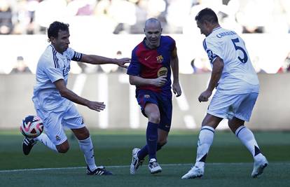 Iniesta odigrao zadnji susret u karijeri. Došli su ga ispratiti Xavi, Roberto Carlos, Raul...