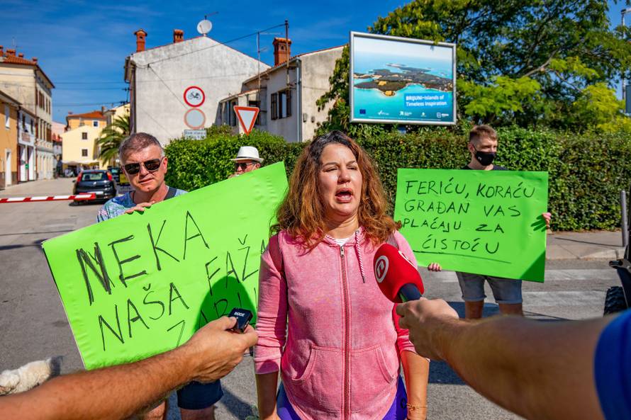 Fažana: Ispred zgrade općine dovezli dva kamiona smeća