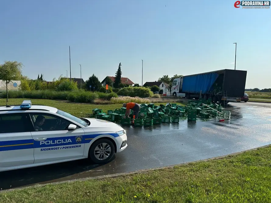 Prevrnula se prikolica kamiona s gajbama piva: 'Sve se rasulo'