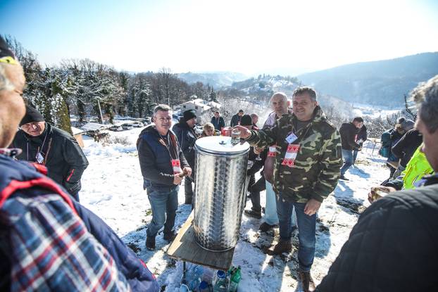 U Kašinskoj Sopnici održana ceremonija kićenja, zalijevanja i rezanja trsa povodom blagdana sv. Vinka