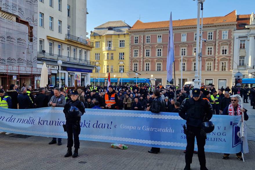Molitelji na Trgu u Zagrebu i kontraprosvjed