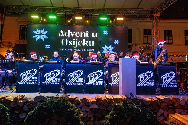Paljenjem rasvjete na Trgu Sv. Trojstva otvoren je Advent u Osijeku