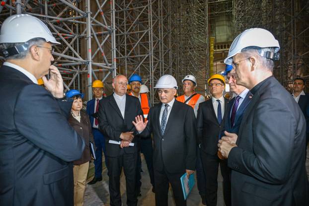 Zagreb: Premijer Plenković se sastao sa zagrebačkim nadbiskupom Draženom Kutlešom i obišao katedralu