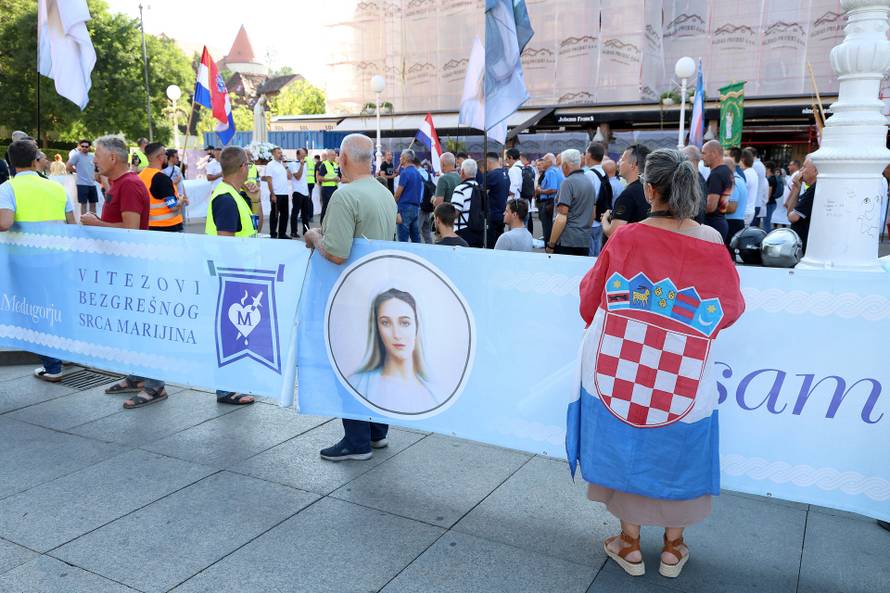 Zagreb: Na Jelacicem trgu molitva krunice za mir u svijetu i domovini te za obracenje i jedinstvo hrvatskog naroda