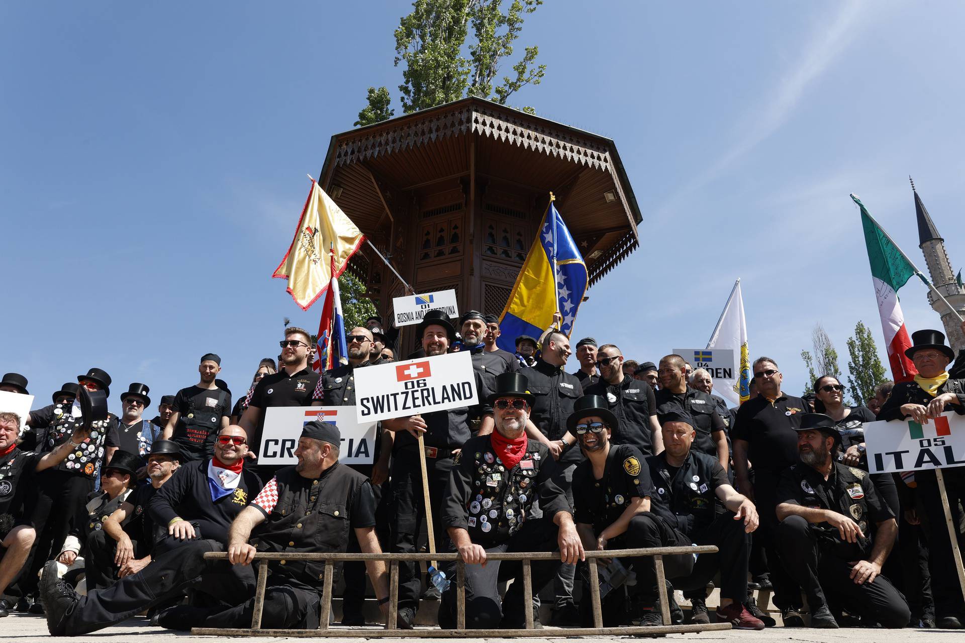 FOTO: Koliko sretnih gumbića na jednom mjestu: Pogledajte paradu dimnjačara u Sarajevu