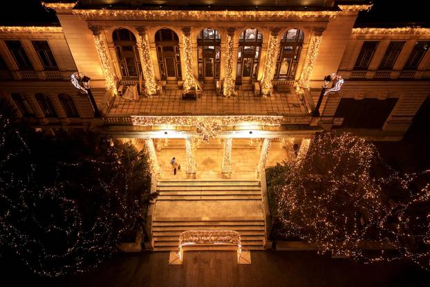 Pogled iz zraka na  novogodišnje ukrase u centru Sarajeva