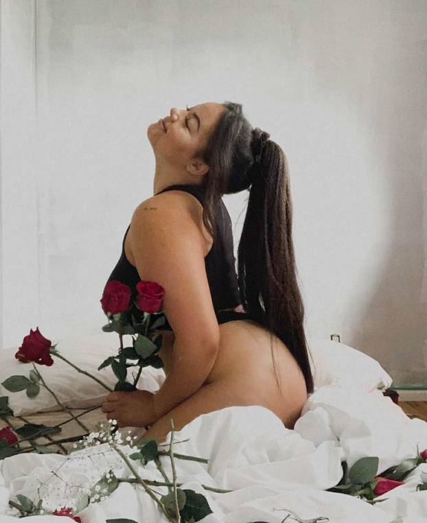 Plus-size influencerica ponosno pokazuje svoje obline: 'Tko se ne bi hvalio ovakvim grudima?'