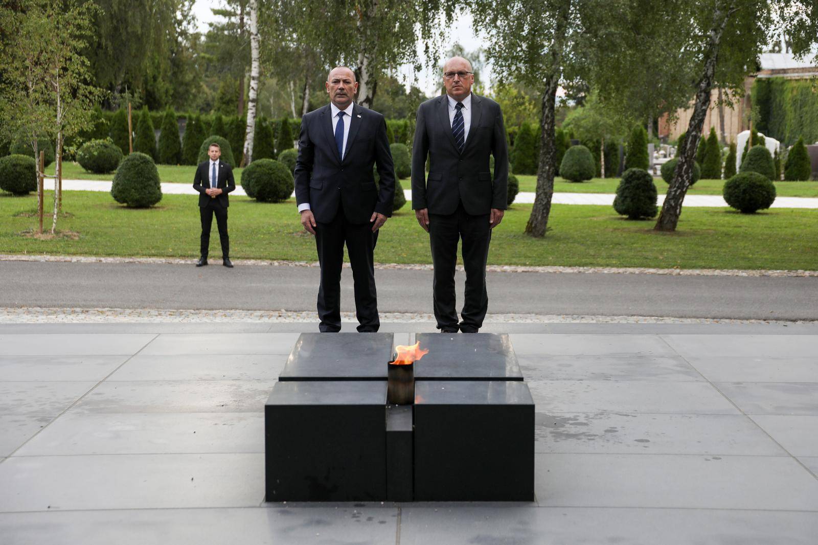 Sjećanje na žrtve svih totalitarnih i autoritarnih režima, Medved i Jakop zapalili svijeće na Mirogoju