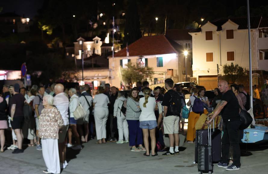 Milna: Zbog požara turisti proveli noć na rivi