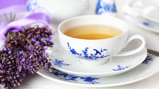 Popijte šalicu čaja od lavande za bolje raspoloženje i lakši san
