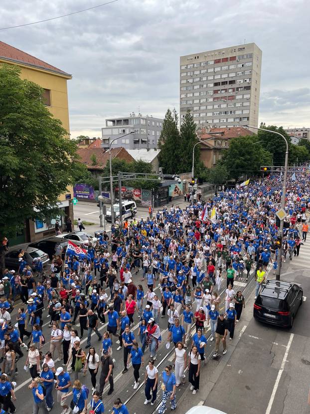 FOTO Hodočasnici Antunovskog hoda prošetali su Zagrebom: Na Trgu ih čeka duhovni program...