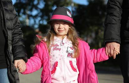 Malu Stephanie najviše veseli igra sa sestrom Melanie (9)