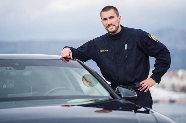 Zavedi me, privedi me! Žene bacile oko na zgodne policajce dok se tresla narko scena...