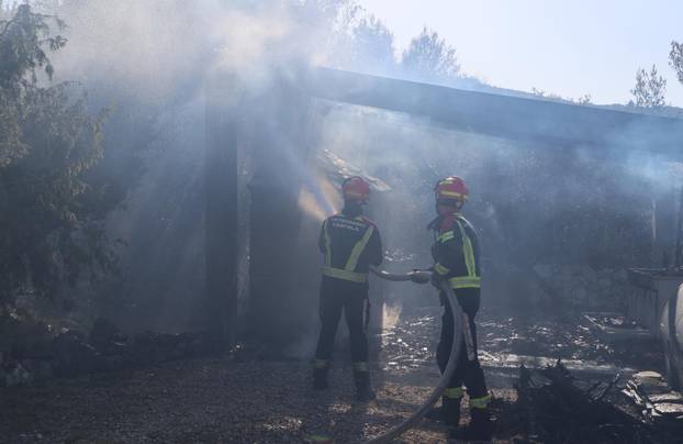 Požar u Vinišću stavljen pod kontrolu, policija istražuje uzrok