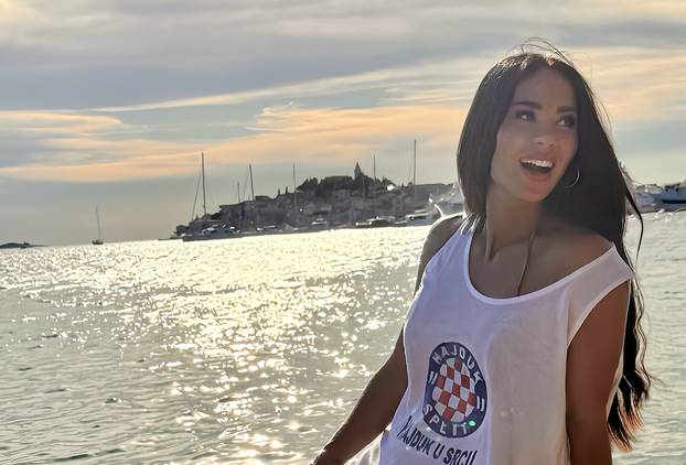 FOTO Zanosna crnka osvojila je splitsku publiku. Svi su gledali u njezinu žutu haljinu i trbušnjake