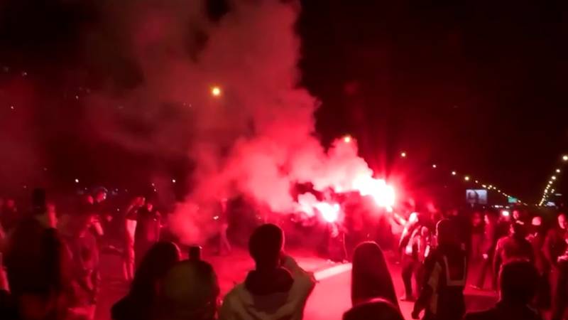 VIDEO Trube, baklje, ples i suze radosnice: Ovako Beograd slavi