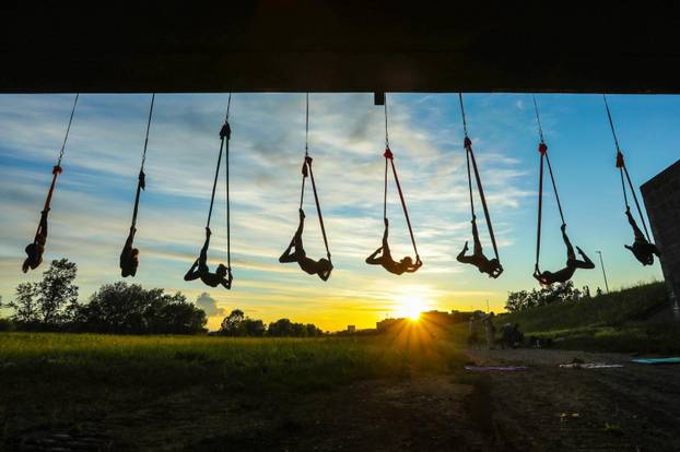 Čarobni ples na svili: Predivne siluete ispod mosta Mladosti