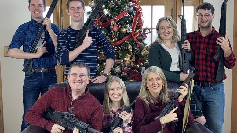 Nevjerojatno! Republikanac je objavio fotku obitelji s oružjem nedugo nakon masakra u školi