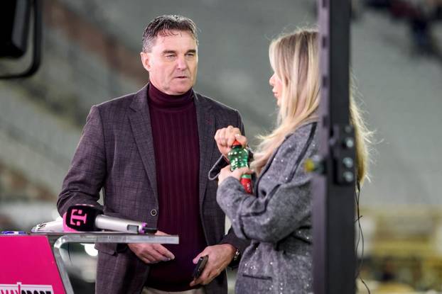 Zagrijavanje nogometaša uoči početka utakmice 13. kola SuperSport HNL-a između Hajduka i Osijeka