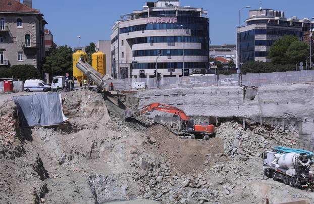 Split: Otvorila se velika rupa ispod centralne splitske ceste uz Small Mall