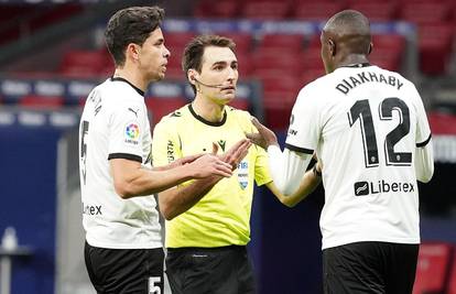 VIDEO Kaos u Primeri: Igrači Valencije napustili teren, svog protivnika optužili za rasizam!