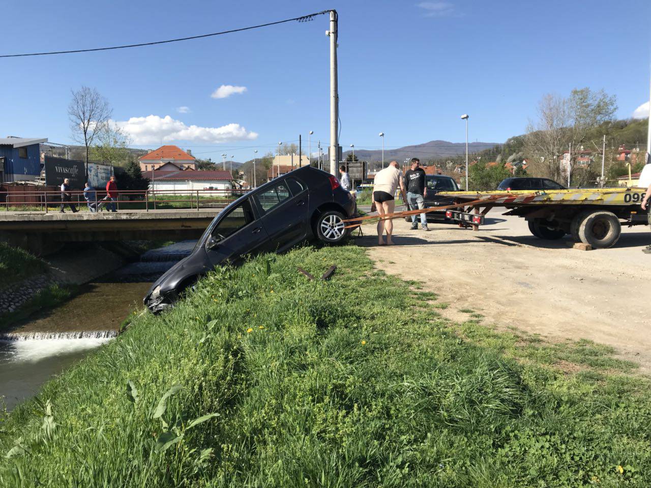 Stavio auto u krivu brzinu pa završio u zagrebačkom potoku