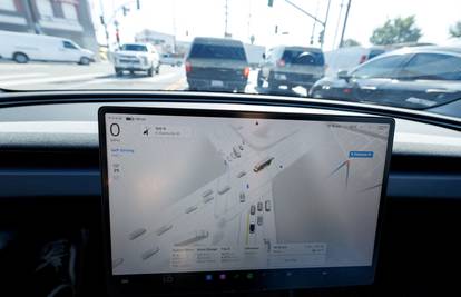 Tesla koristi Grok kao navigaciju u autima. Isti taj AI od klinca zatražio gole fotografije