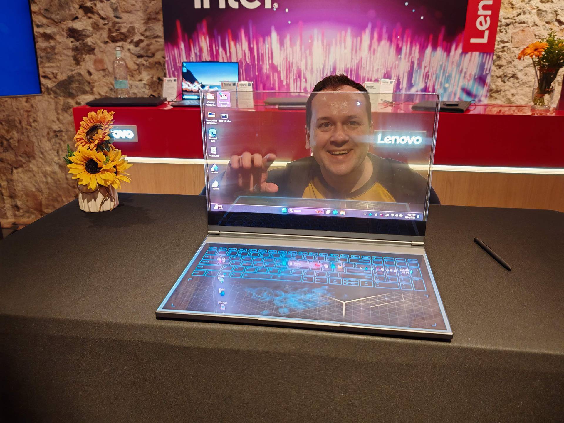 VIDEO Laptop iz budućnosti: Na MWC-u smo isprobali Lenovo s potpuno prozirnim ekranom