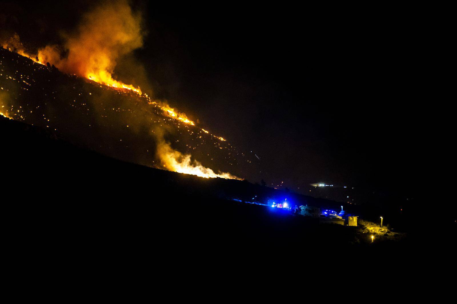 Velik požar planuo je u Lokvi Rogoznici te se širi nošen jakom burom