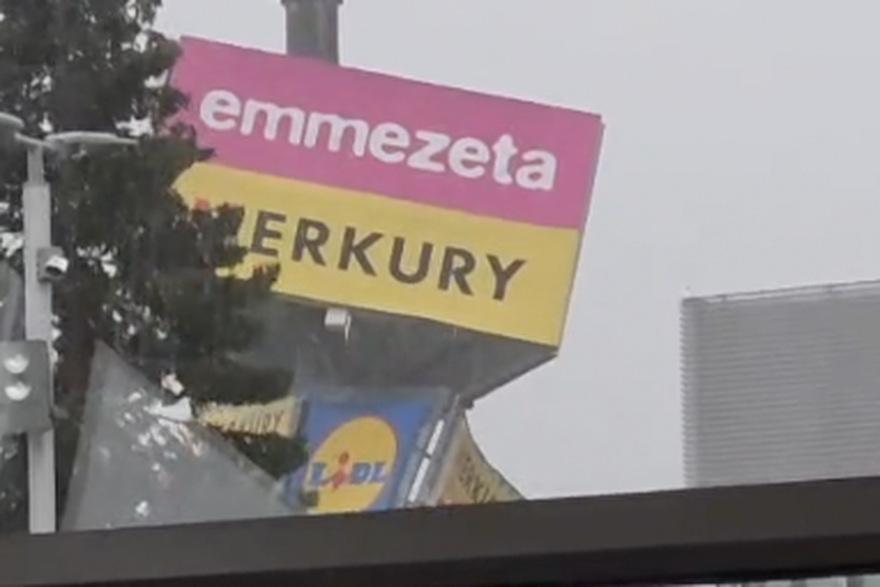 Pogledajte kako orkanski vjetar ru&scaron;io reklamu u Zagrebu