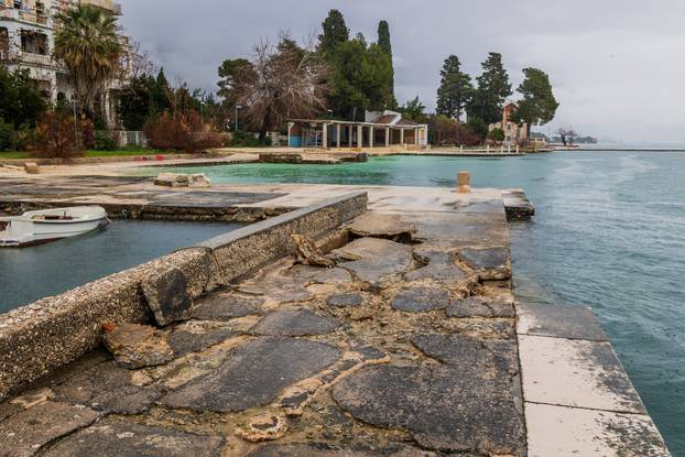 Šteta na rivi u Kaštel Starom nakon olujnog nevremena