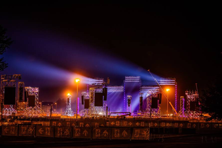 Zagreb: Spektakularna svjetlosna proba na Hipodromu uoči Thompsonovog koncerta