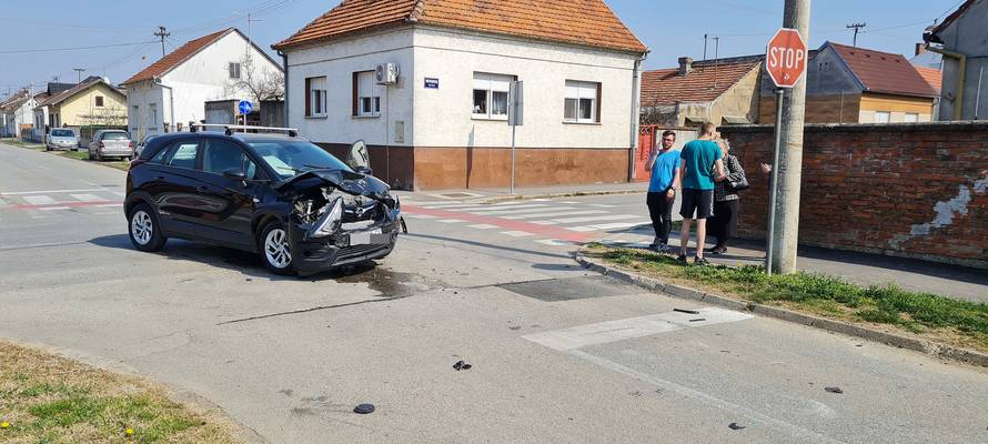 Slavonski Brod: Sudarila se dva auta, zbog vozačice stigla Hitna