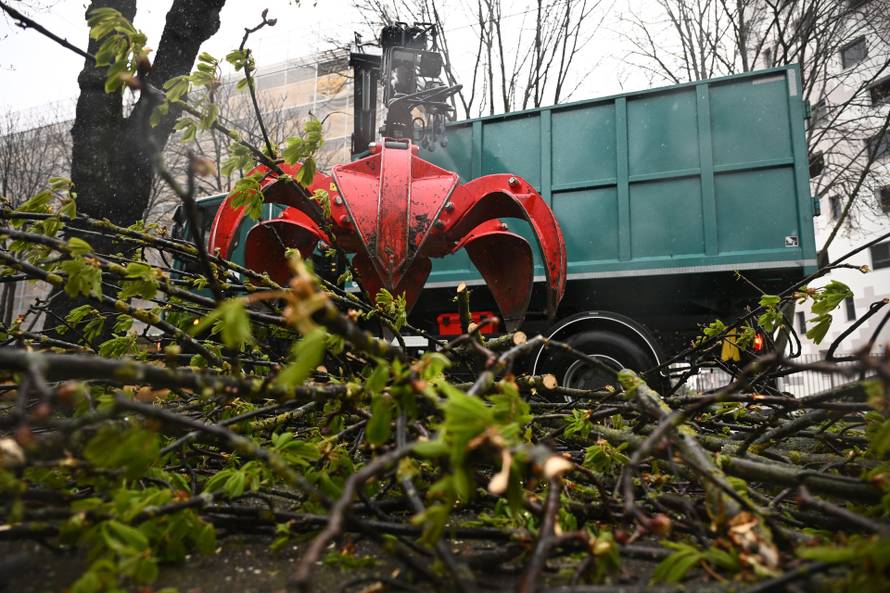 Zagreb: Olujni vjetar rušio bicikle i skele 