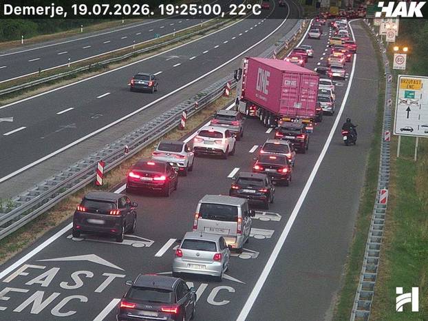 FOTO Ogromne gužve na cestama. Vozi se u kolonama
