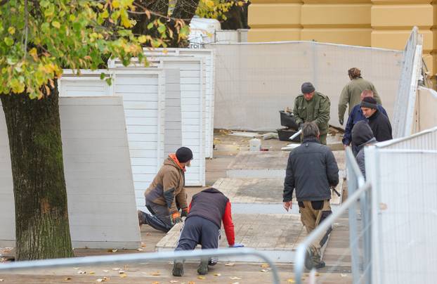 Zagreb: Postavljanje adventskih kućica na Trgu kralja Tomislava