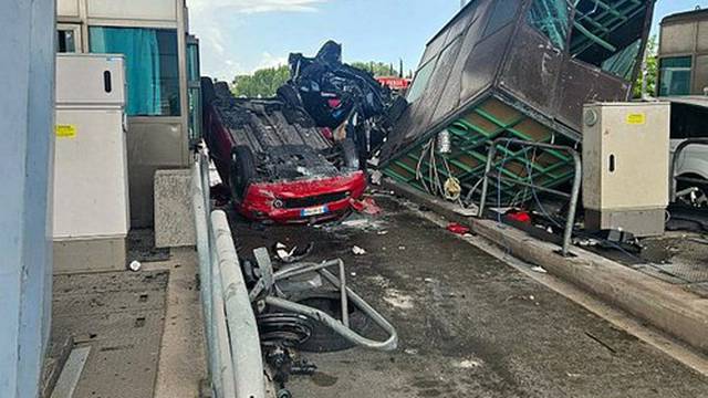 Italy: Terrible accident at the toll booth of the A12 motorway in Rosignano Livorno area. At least three cars were involved. 3 dead and several injured.  One of the victims is a German tourist