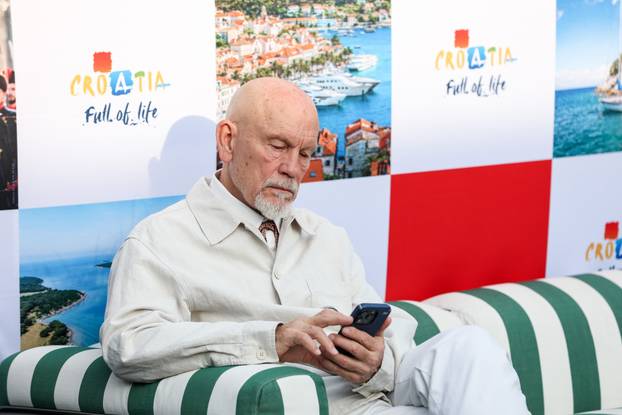 Alexandria: John  Malkovich iznenadio Vatrene u hotelu Aka
