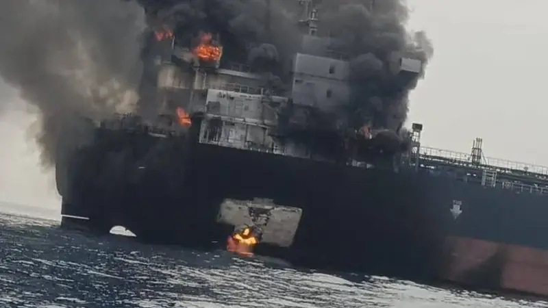 NOVI VAL NAPADA Iran objavio fotografiju gorućeg tankera u Hormuzu: 'Vjerovali su SAD-u'