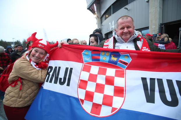 Oslo: Navijači ispred Unity Arene u kojoj se večeras održava finale Svjetskog rukometnog prvenstva