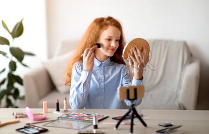 Šminkanje spuštenih kapaka: Koristite svijetle mat boje i tuš