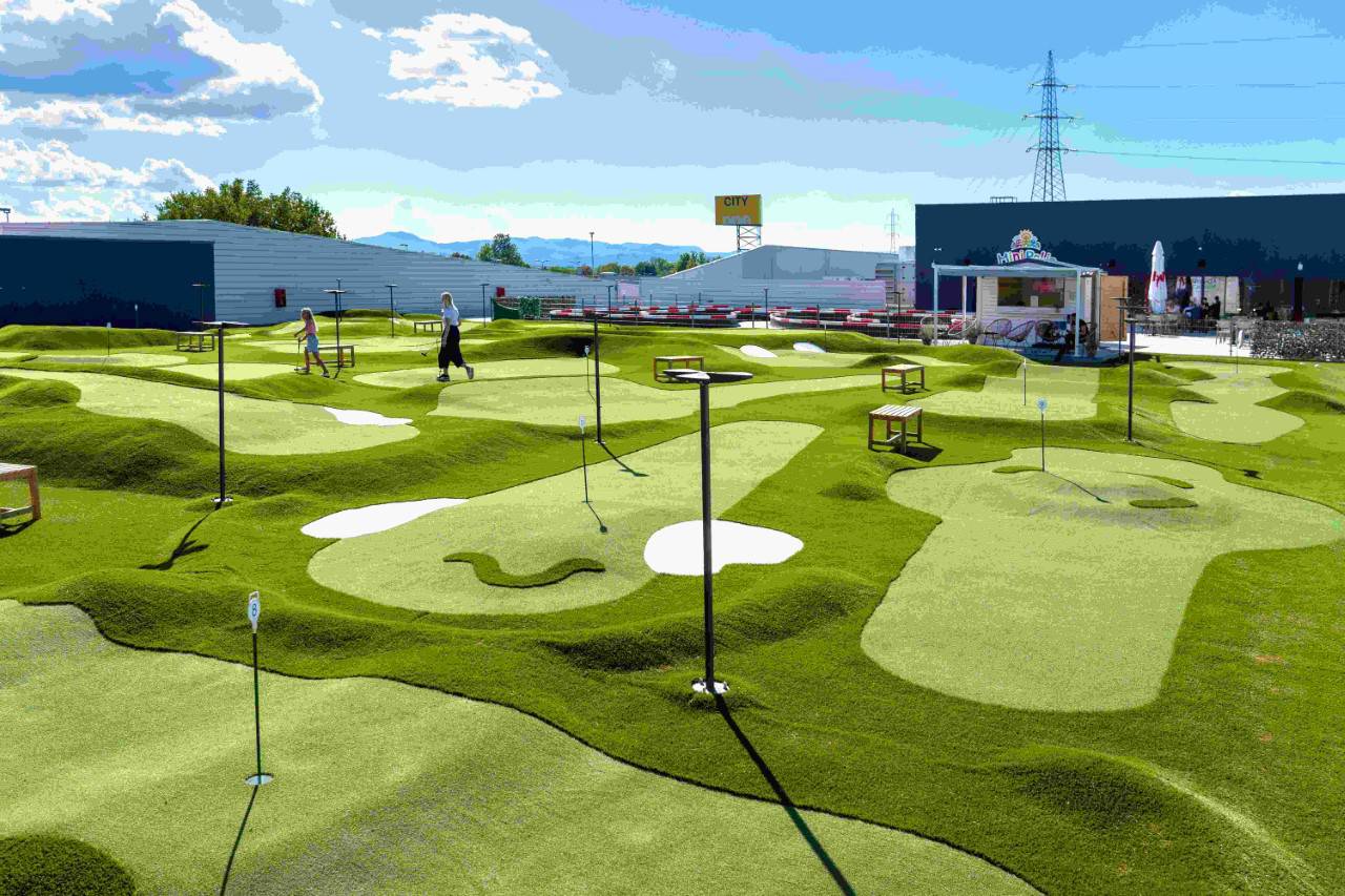 Otvoreni prvi mini golf tereni na krovu trgovačkog centra